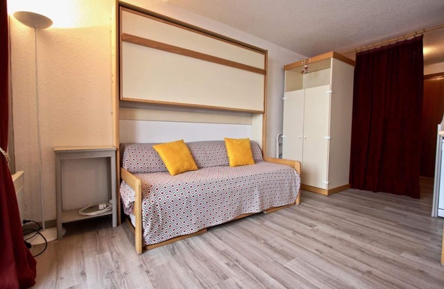 300m from ski slopes, 12nd floor, balcony, parking, tv, ski locker, 21m², Chamrousse