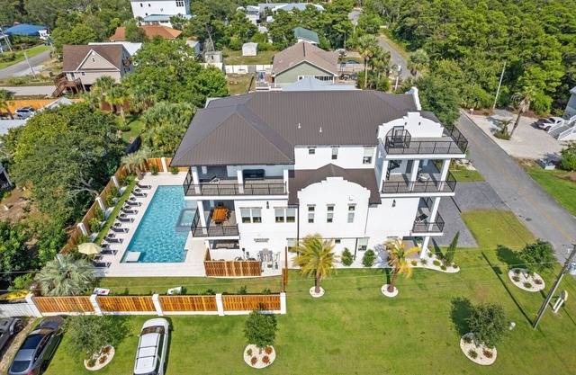 30A Born 2 Beach by AvantStay | Heated Pool, Outdoor Kitchen, Golf Cart + Bikes