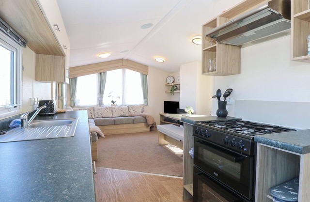 31B FOXBURROW HANG, pet friendly, with a garden in Belton, Norfolk