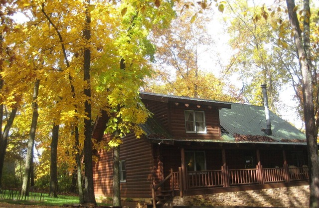 3200 Square Foot Log Home Near Branson!