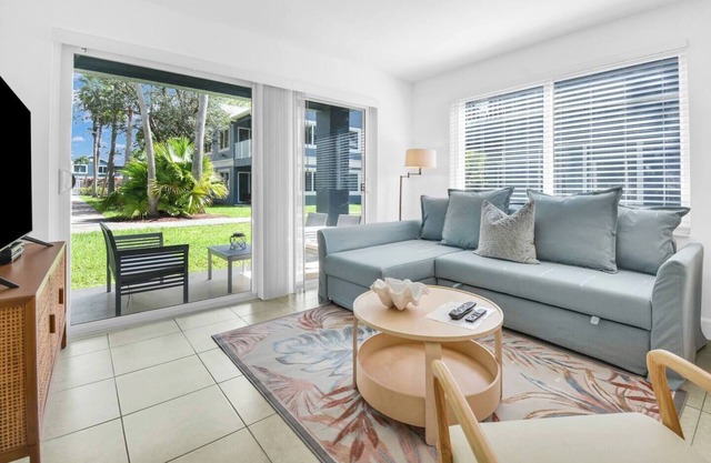 350B - Boca Retreat w/Pool, Parking, Near Evert Tennis & Shops