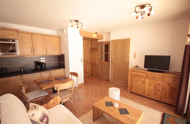 350m from ski slopes, Ground floor, view panoramic, swimming pool, terrace, parking, tv, ski locker