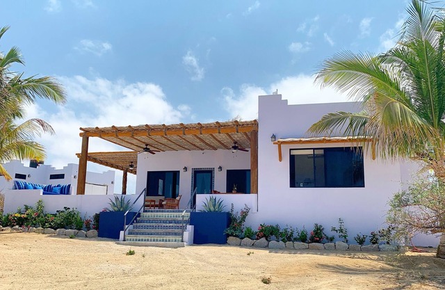 360 degree sea and mountains views in private house on an acre lot