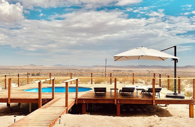 360 Views with pool and spa – Walking distance to the Park!