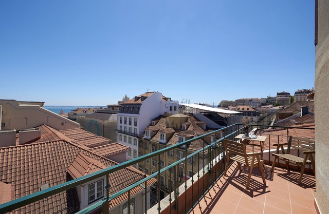 360º Rooftop Lisbon and River View