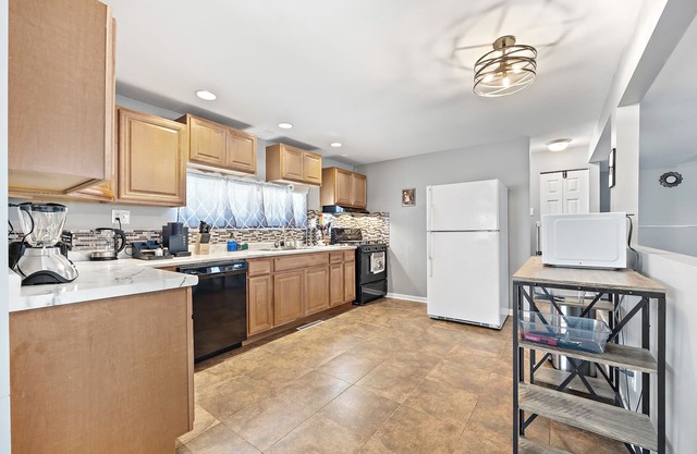 3bd/1.5bath entire home/Game room/Office/extended stays/FREE Wifi & Parking