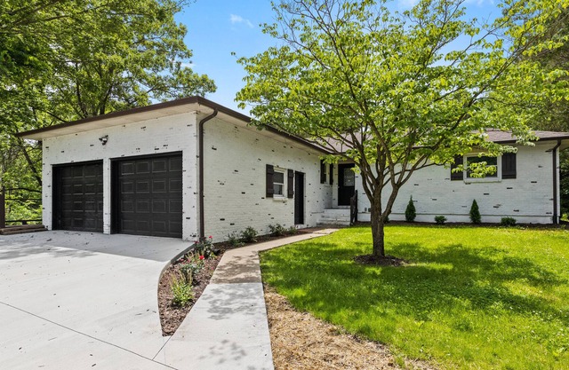 3bd 2ba Private Oasis with a hot tub!