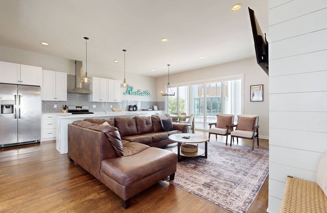3BD/3.5BA modern townhouse 7 mins from downtown, walking distance to restaurants