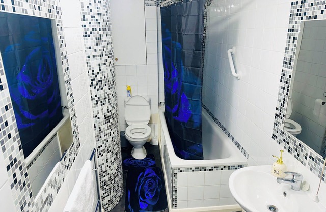 3Bed Apartment Sleeps 6 - Free Parking, Wifi