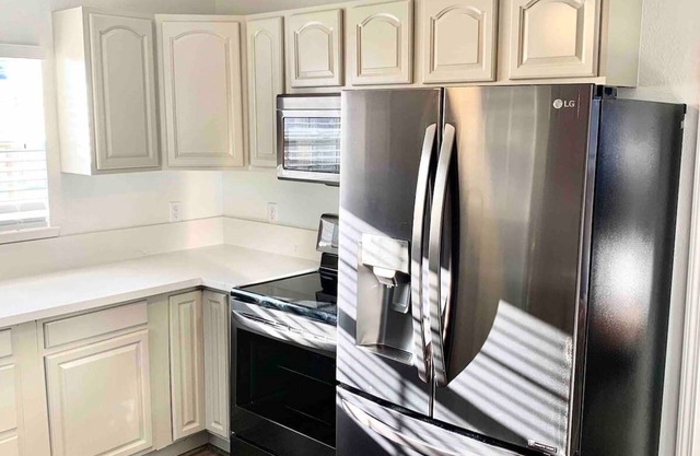 3BR 1Bth Charming whole House Event Entertainers Welcome. 5 min. to down-town