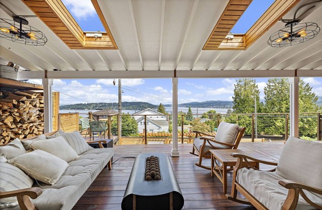 3BR 2.5BA The Lucille Lake Washington View Retreat