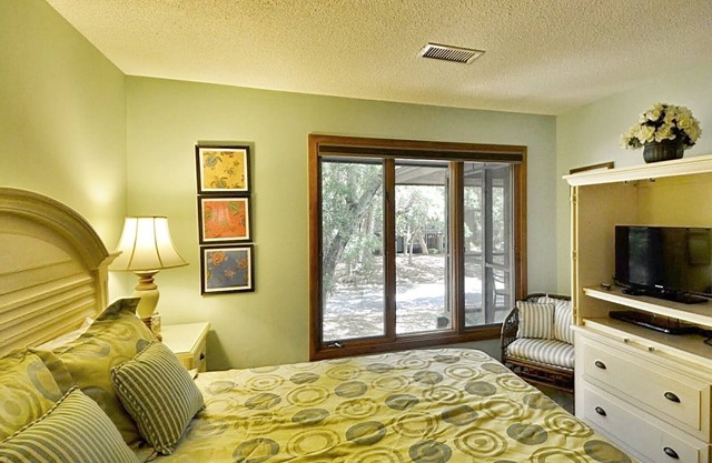 3BR/2BA COTTAGE SLEEPS 8 ACROSS THE STREET FROM BEACH