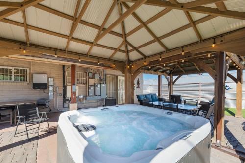 3BR 2BA Jacuzzi Putting Green Close to Airport