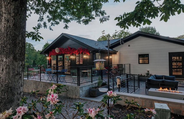 3BR + 2BA Lake Chatuge Cabin w/Mountain Views!