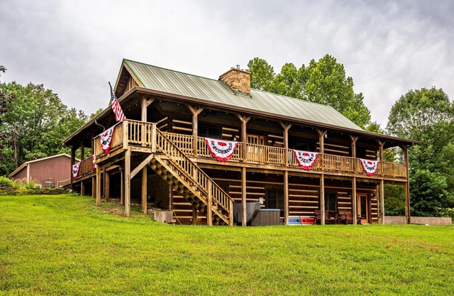 3BR, 3.5 BA. Log Cabin