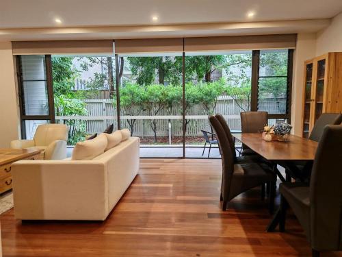 3BR APT in heart of Lindfield