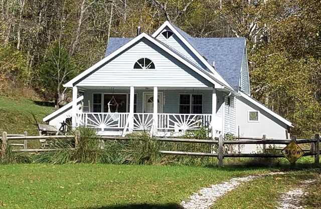 3br bungalow in charming Walton with AC, WiFi