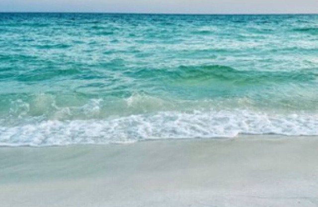 3BR Condo in Destin - Sleeps 10, Short Walk to the Beach