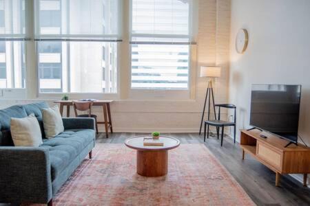 3BR CozySuites at The Block Pool Table and Arcade