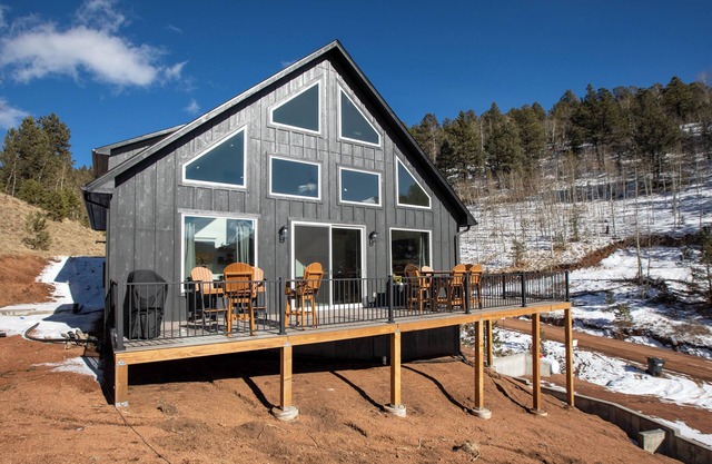 3BR Divide Cabin: Starlink, Mtn Views, Hiking Access! Family Friendly - Sleeps 8