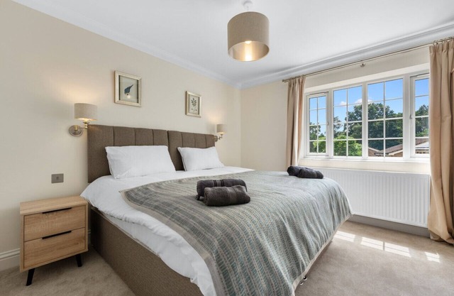 3BR House with 3 Baths with Free Parking in Ascot