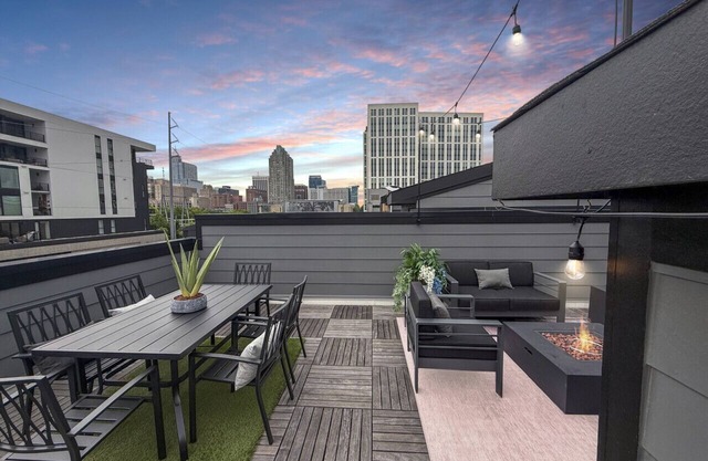 3BR Luxury & Downtown - Roof Top Deck! Sleeps 8