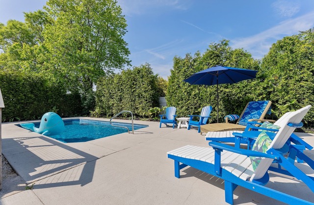 3BR Oasis: Heated Pool & Hot Tub, Walk to Sunset