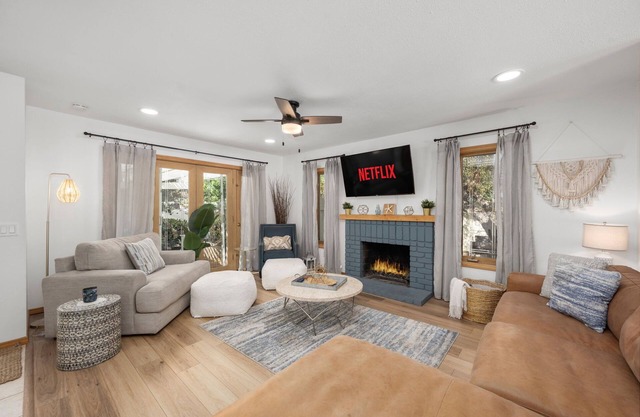 3BR Poolside Escape Sleeps 10 + Dogs Welcome!