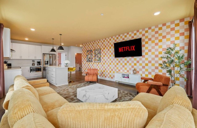 3BR - Sleeps 10 | Makeup Room + Near DT!