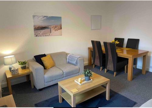 3BR-Sleeps6-Parking-Patio-NearCoast