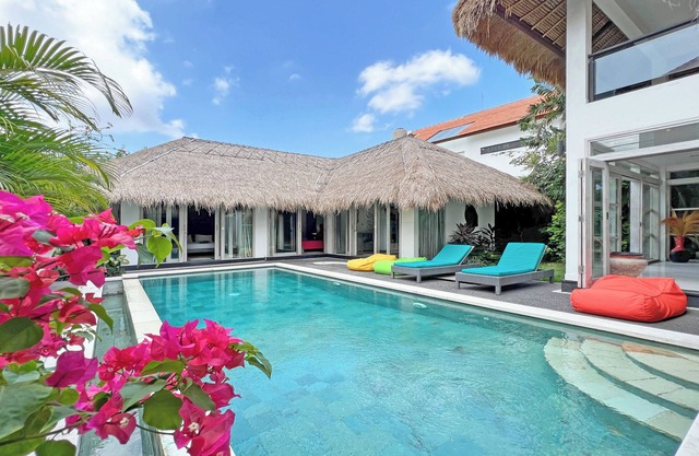 3BR VILLA & BIG PRIVATE POOL WITH ENCLOSED LIVING ROOM