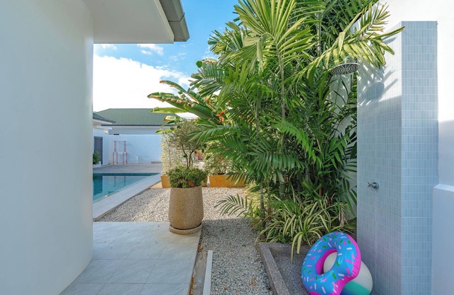 3BR Walk to Beach 7 Min to Beach V189