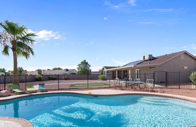 3BR with Pool and Putting Green - 5 min away from Westgate/AZ Cardinals! Stadium