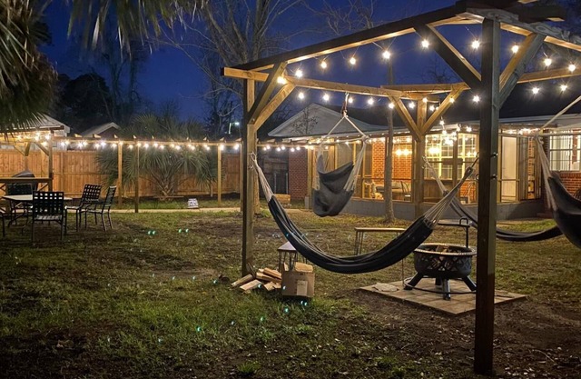 3rd Street Bungalow-Backyard Oasis-NAS-Beaches-Dining-Shopping