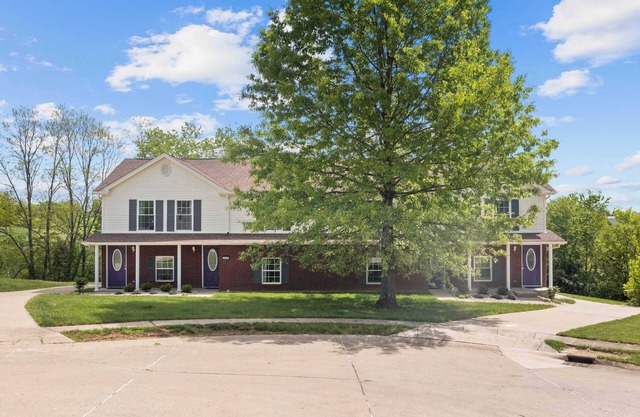 4 apartments, 10 bedrooms! - 2 and a half Miles from Ark!