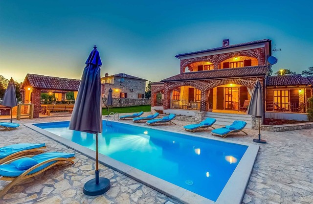 4 BD villa with pool and extra large garden