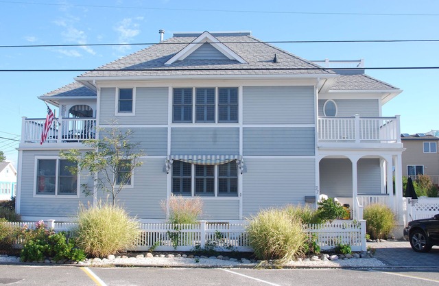 4 BDRM w/pool. Steps to beach & Bay Village. Availble- Memorial Day WKND