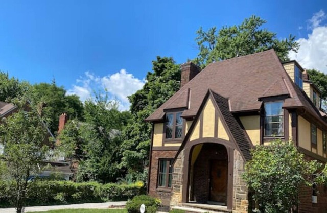 4 Bed/2Bath with Private Loft, Super Close to Shopping and Dining