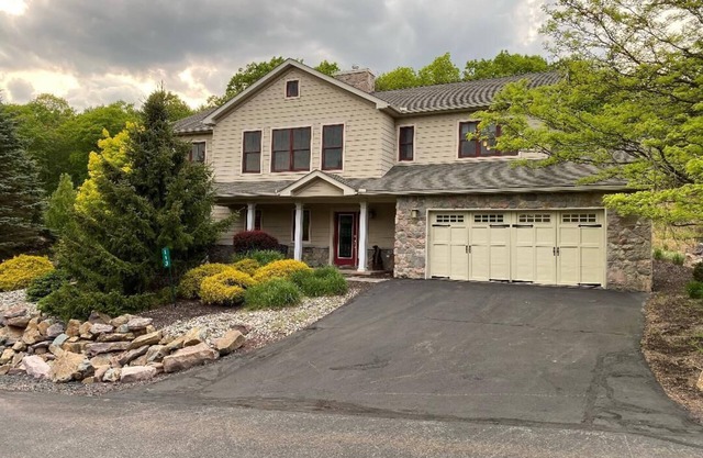 4 Bed 3 Bath single home with Hot Tub! Come for the Fall foliage and festivals!