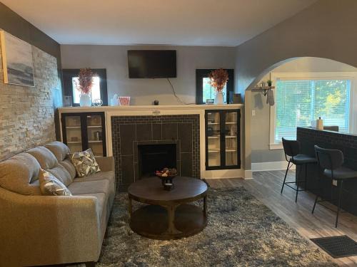 4 Bed Cozy Home closely located near downtown