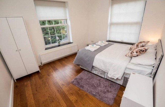 4 Bed Flat - Sleeps 10 - Pets - Parking