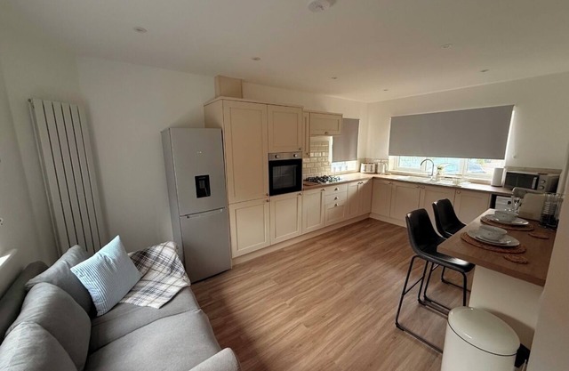 4-bed home family friendly and perfect for professionals. Heart of Bham/Solihull