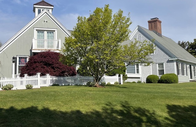 4 Bed House Includes Paid Beach Pass, Movie Room, playhouse, fire room