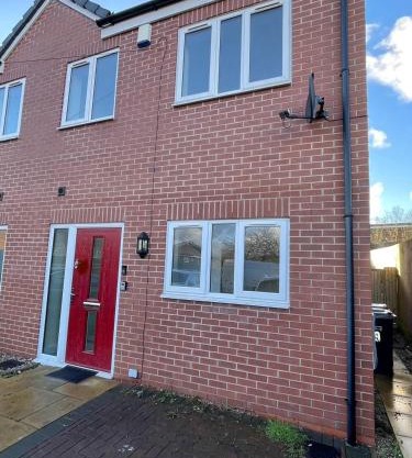 4 bed house perfect for contractors