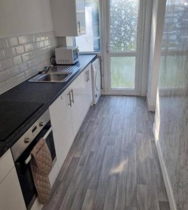 4 Bed House - Sleeps 8 - Garden - Parking - Wifi