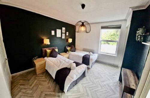 4 Bed House - Sleeps 8 - Garden - Parking - Wifi