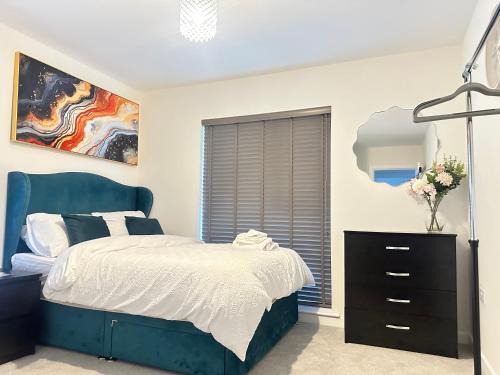 4 Bed House - Sleeps 8 - Pets - Parking - Wifi