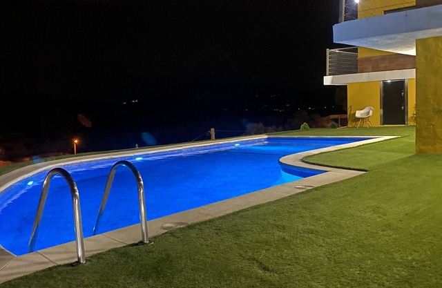 4 Bed Villa - Sleeps 9- Pool - Garden - Parking