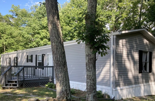 4 Bedroom, 2 bath house trailer - Close to Rattlesnake 192 and Buck Creek