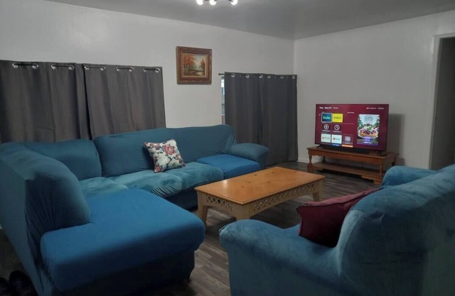 4-Bedroom 2 Bath -Ocala Retreat - King Beds, Good For Groups - Sleeps 10 - Quiet